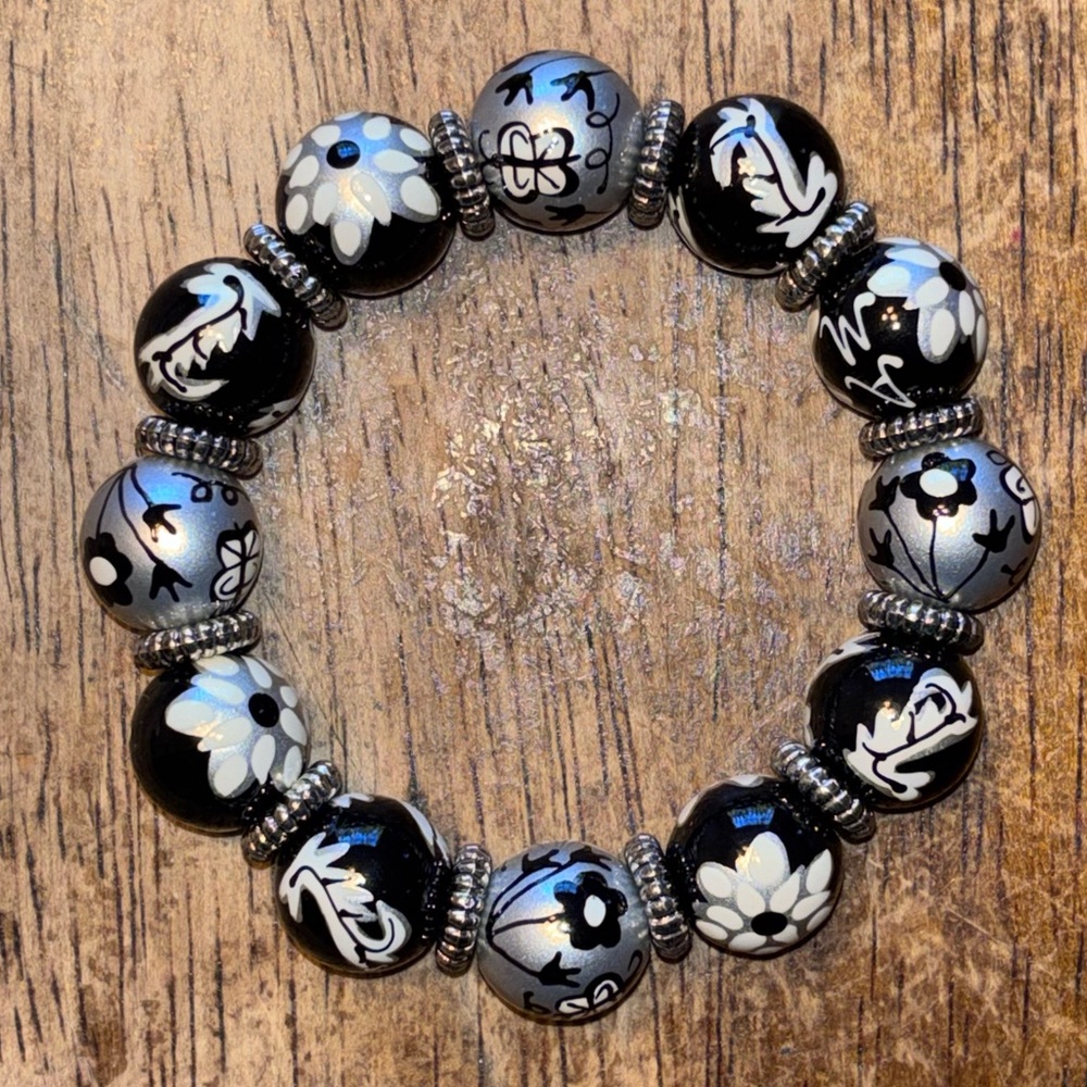 Hand-Painted Glass Bead Stretch Bracelet – Black & Silver Floral Design